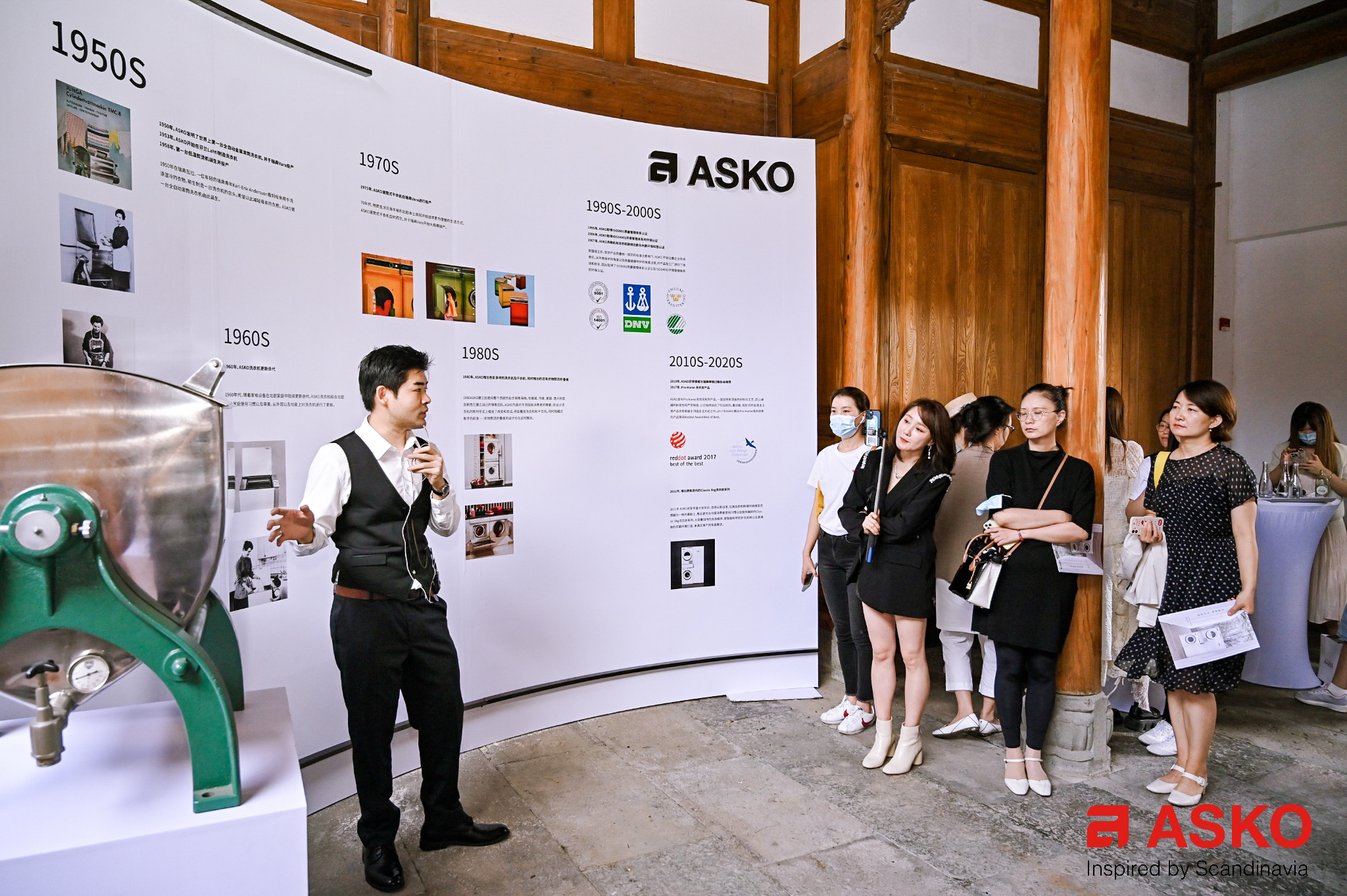 A picture containing text, indoor, groupDescription automatically generated