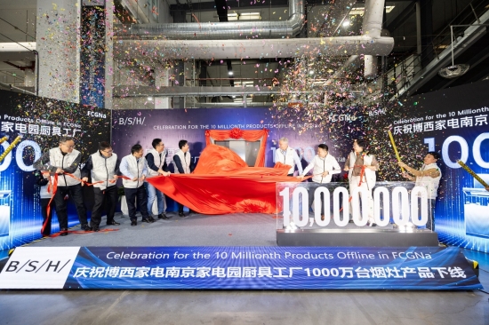 桌子上放滿了不同類型的建筑 低可信度描述已自動生成