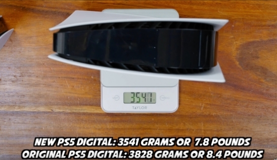 桌子上擺放著黑色的機器描述已自動生成