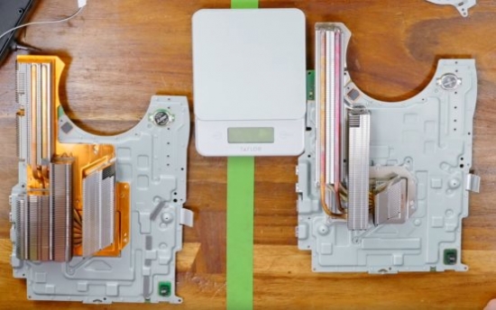 圖片包含 桌子, 室內, 木, 游戲機描述已自動生成