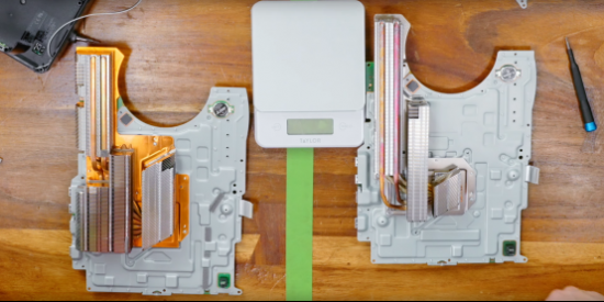 桌子上擺放著黑色的機器低可信度描述已自動生成