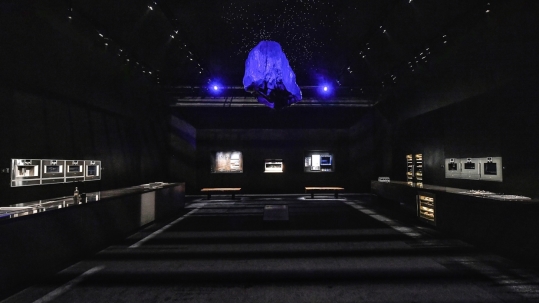 夜晚的街景描述已自動生成