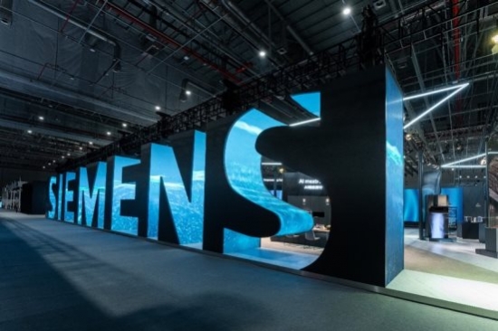 火車在站臺旁描述已自動生成